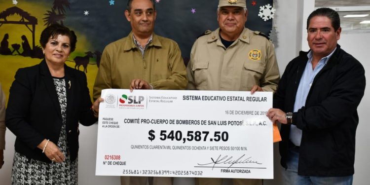 Entrega el SEER aportación a  bomberos