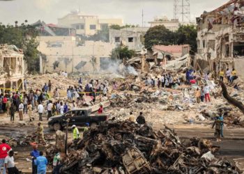 Suman 100 muertos por atentado en Somalia