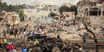 Suman 100 muertos por atentado en Somalia