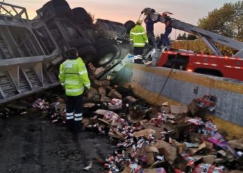 Vuelca tráiler con cervezas en la México-Cuernavaca