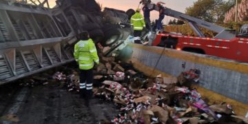 Vuelca tráiler con cervezas en la México-Cuernavaca