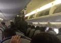 Familia abandona vuelo donde viajaba AMLO