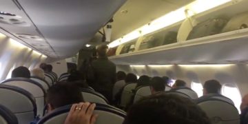 Familia abandona vuelo donde viajaba AMLO