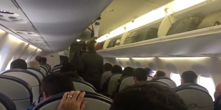 Familia abandona vuelo donde viajaba AMLO