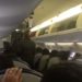 Familia abandona vuelo donde viajaba AMLO