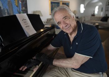 Tras 21 años vuelve a tocar el piano gracias a guantes biónicos