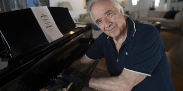 Tras 21 años vuelve a tocar el piano gracias a guantes biónicos