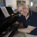 Tras 21 años vuelve a tocar el piano gracias a guantes biónicos