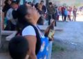 Mujer intenta evitar un suicidio con una caguama