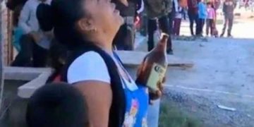Mujer intenta evitar un suicidio con una caguama