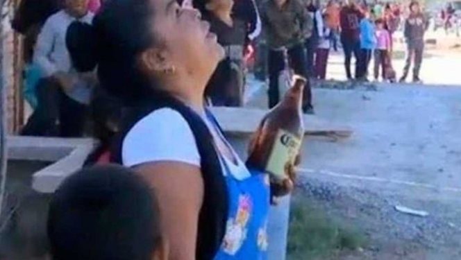 Mujer intenta evitar un suicidio con una caguama