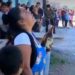 Mujer intenta evitar un suicidio con una caguama