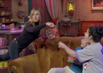 Jennifer Aniston sorprende a fans en set de ‘Central Perk’