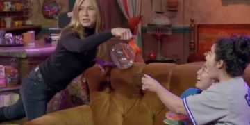 Jennifer Aniston sorprende a fans en set de ‘Central Perk’