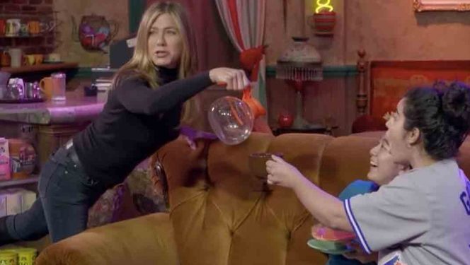 Jennifer Aniston sorprende a fans en set de ‘Central Perk’