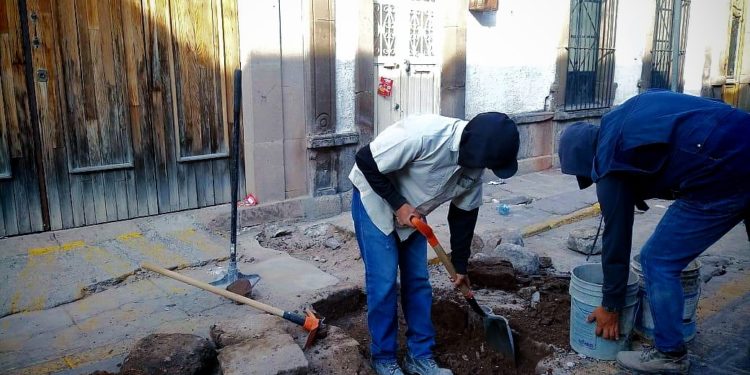INTERAPAS realiza trabajos de bacheo en zona centro