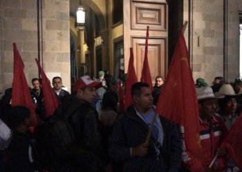 Manifestantes bloquean accesos a Palacio Nacional
