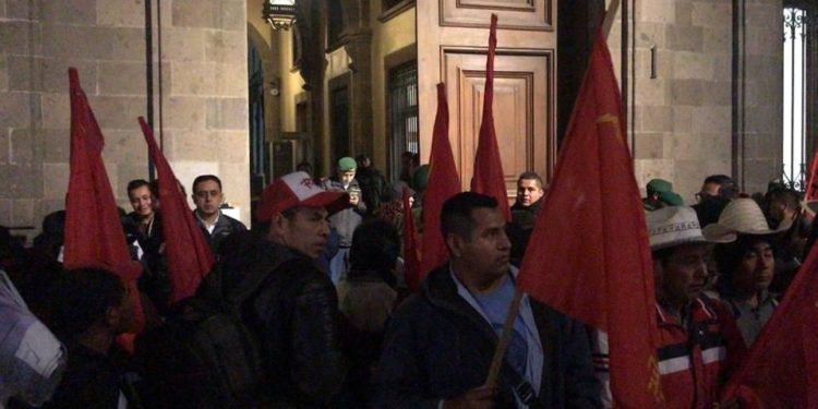 Manifestantes bloquean accesos a Palacio Nacional