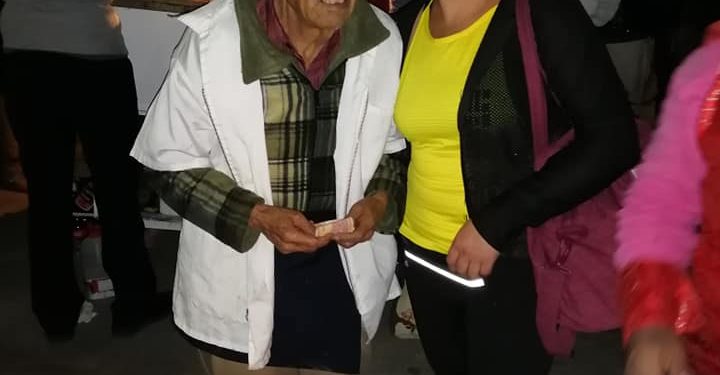 Abuelito no lograba vender nada, pero todo cambió gracias a una foto que se viralizó