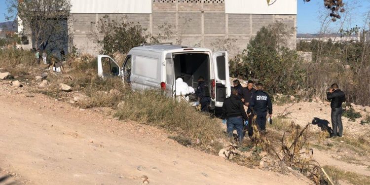 Amanece tirado cuerpo de mujer en bolsa de dormir en la Colonia Tierra Blanca