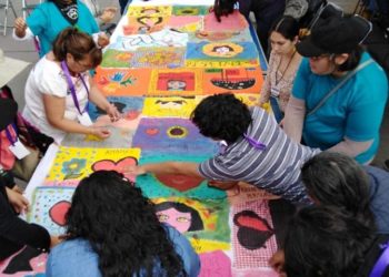 Bordan gigantesca manta contra la violencia hacia mujeres y niños
