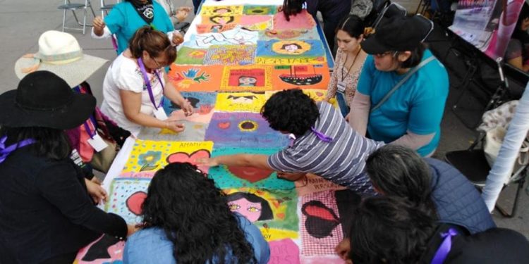 Bordan gigantesca manta contra la violencia hacia mujeres y niños