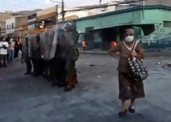 Abuelita revolucionaria, apoya a las barricadas de Chile