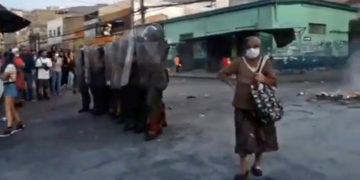 Abuelita revolucionaria, apoya a las barricadas de Chile