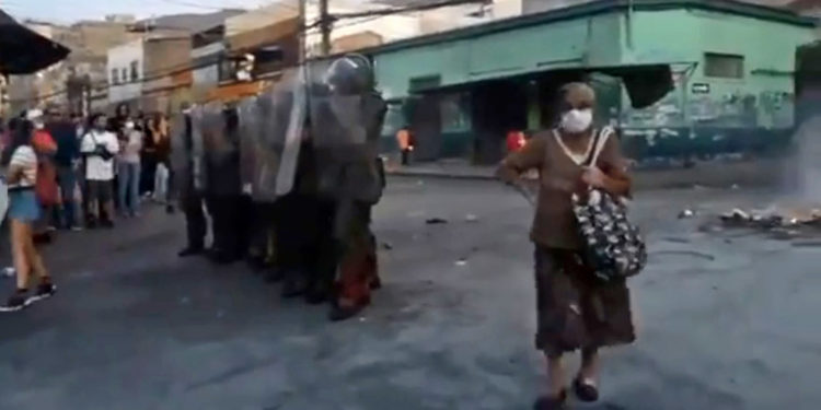 Abuelita revolucionaria, apoya a las barricadas de Chile