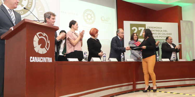 DIF municipal recibe Premio de Calidad por parte de CANACINTRA