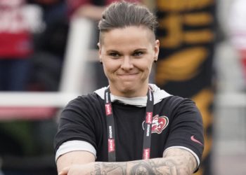 Katie Sowers, primera mujer entrenadora en un Super Bowl