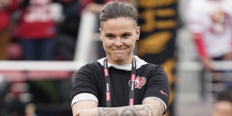 Katie Sowers, primera mujer entrenadora en un Super Bowl