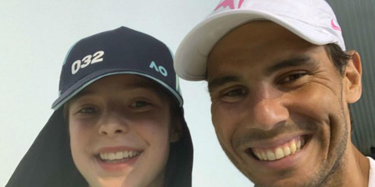 Rafael Nadal convive con niña recogepelotas tras pelotazo