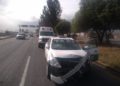 Cae árbol sobre taxi en carretera a Matehuala
