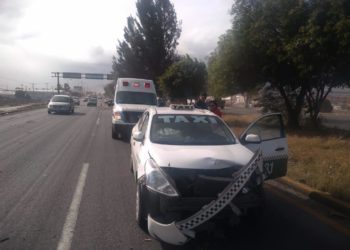 Cae árbol sobre taxi en carretera a Matehuala