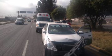 Cae árbol sobre taxi en carretera a Matehuala