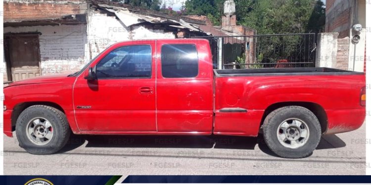 Aseguran camioneta robada en el ejido El Refugio