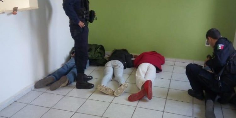 Detienen a jóvenes por invadir una propiedad para drogarse