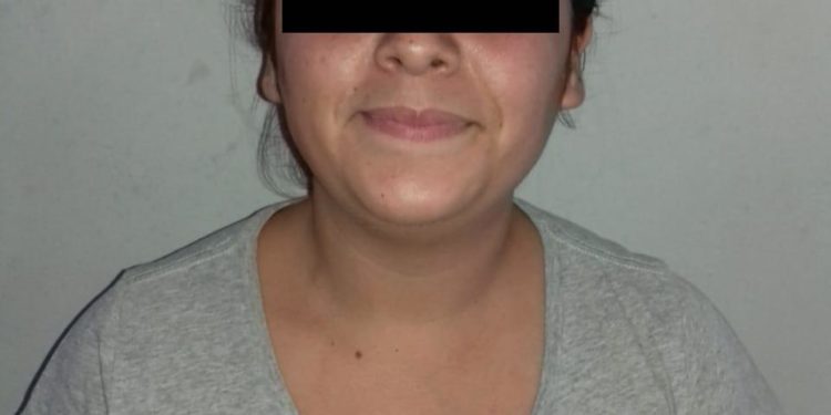 Detienen a mujer en camioneta robada