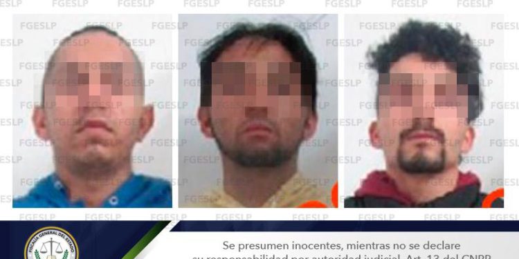Detienen a tres hombres por posesión de drogas y de vehículo robado