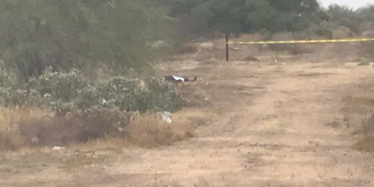 Encuentran cuerpo sin vida, dejan mensaje en cartulina