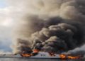 SEMAR rescata a 12 turistas tras incendio de yate