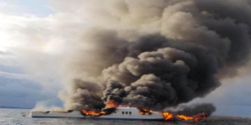 SEMAR rescata a 12 turistas tras incendio de yate