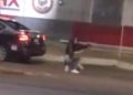 Mujer roba arma de patrulla y dispara contra varios vehículos