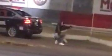 Mujer roba arma de patrulla y dispara contra varios vehículos