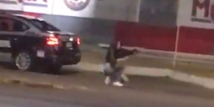 Mujer roba arma de patrulla y dispara contra varios vehículos