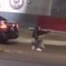 Mujer roba arma de patrulla y dispara contra varios vehículos