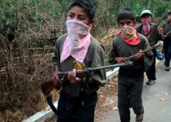Niños armados en Guerrero, medidas de autodefensa de un pueblo indígena en México