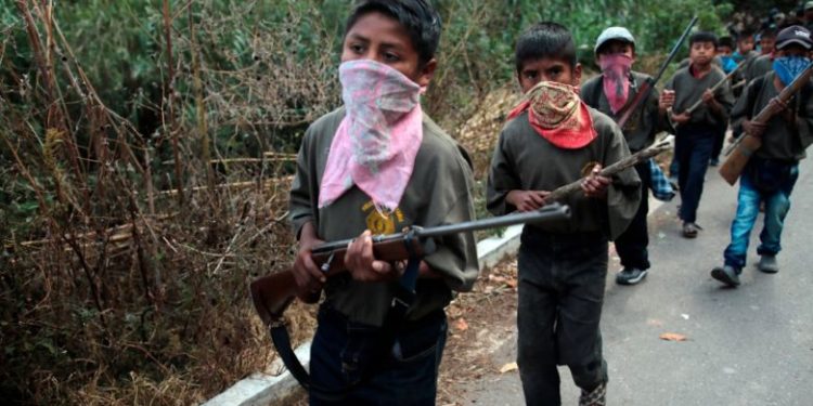 Niños armados en Guerrero, medidas de autodefensa de un pueblo indígena en México