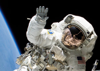 Un astronauta sufre una trombosis y recibe tratamiento desde la Tierra
